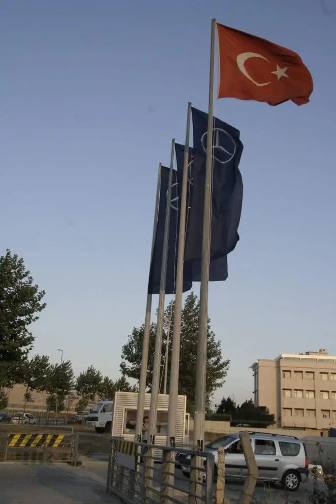 bayrak ve aydınlatma direkleri